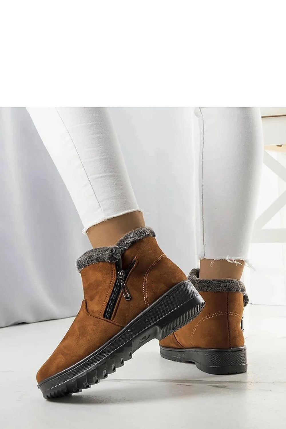 Bottines à neige pour femmes modernes en daim synthétique, couleur caramel, doublure fourrure grise, fermeture éclair latérale, semelle épaisse antidérapante, hiver, usage quotidien, style élégant et confortable