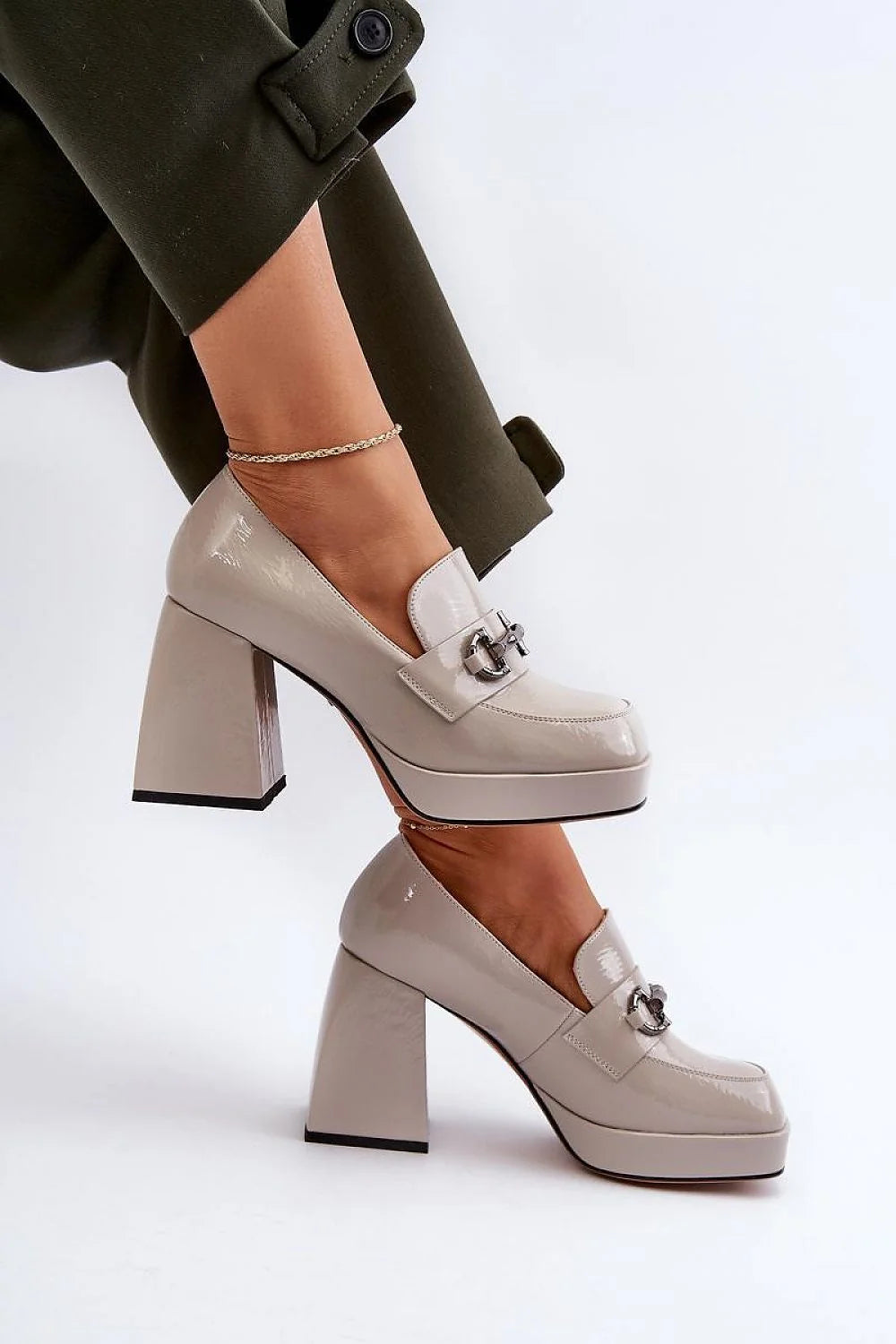 Chaussures basses à talons Step in style. Design moccasin, cuir artificiel verni, talon haut 9 cm, bride métallique argentée, couleur beige clair, confortable et élégante pour femmes