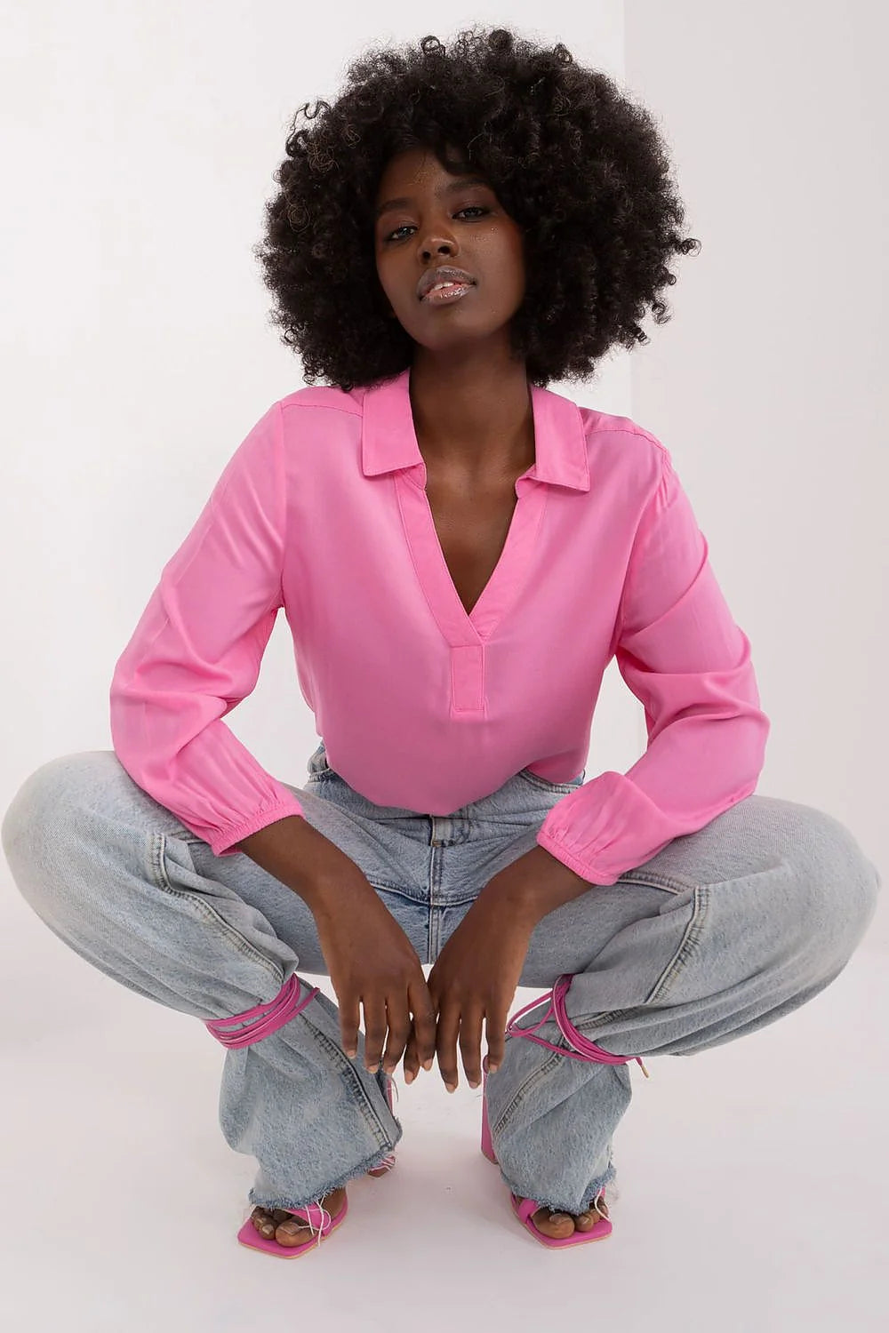 Chemisier Sublevel en viscose rose vif, manches longues élastiquées, col V-shirt, style décontracté moderne, coupe ample pour femmes