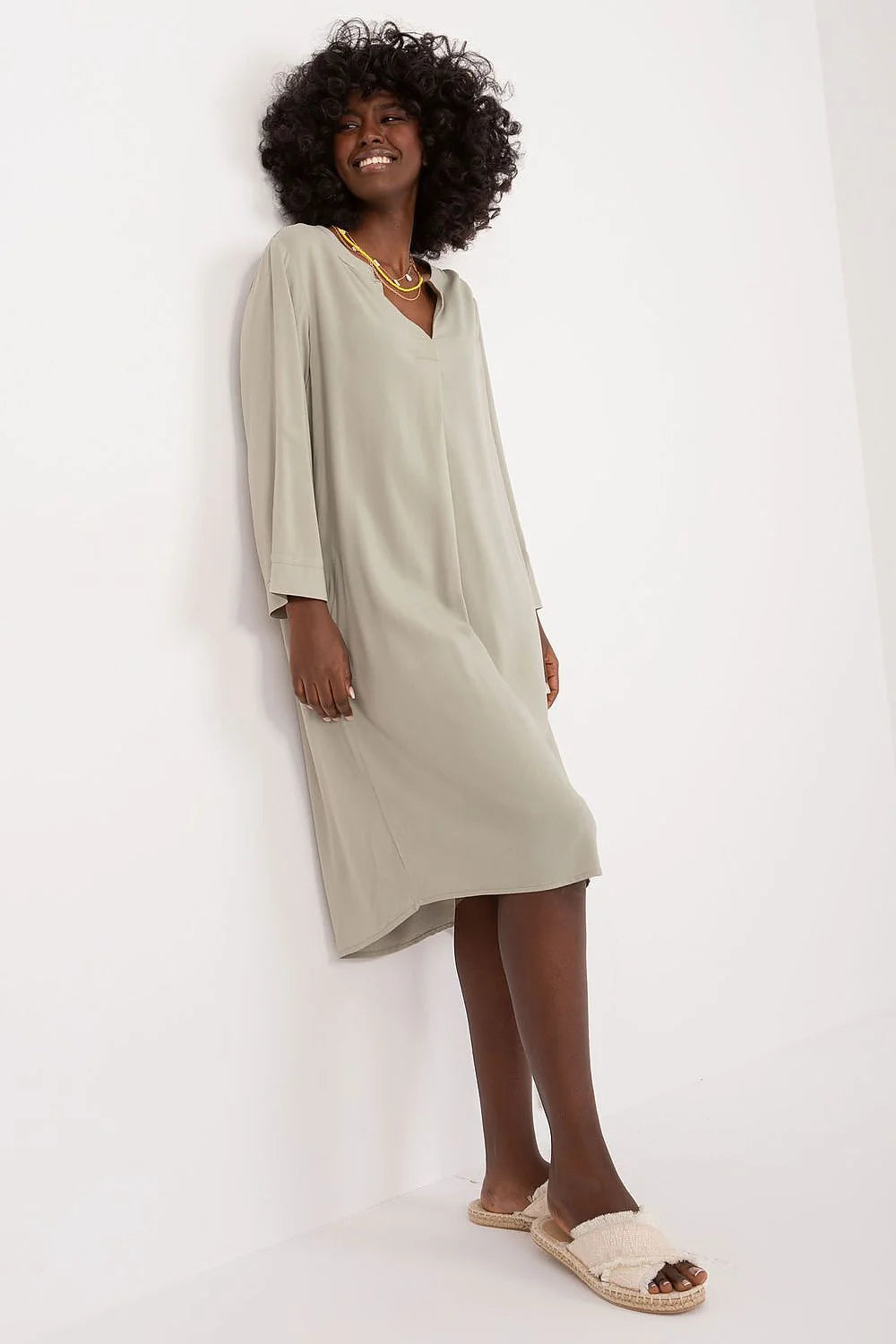 Robe de jour féminine style casual chic coupe droite minimaliste couleur olive clair tissu fluide viscose femme occasion quotidienne