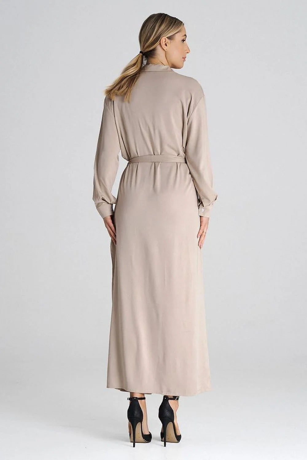 robe chemise longue maxi beige fluide légère polyester manches longues poignets boutonnés ceinture taille fentes latérales col classique ajustée élégante