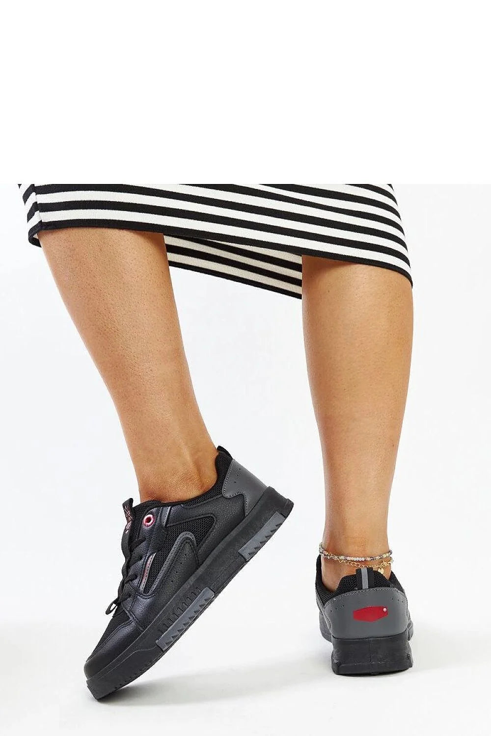Baskets modernes pour femmes, design urbain, cuir synthétique, semelle caoutchouc, confort, style sportif, look décontracté, mode, qualité, occasions multiples, baskets basses, lacets noirs, logo rouge, finitions soignées