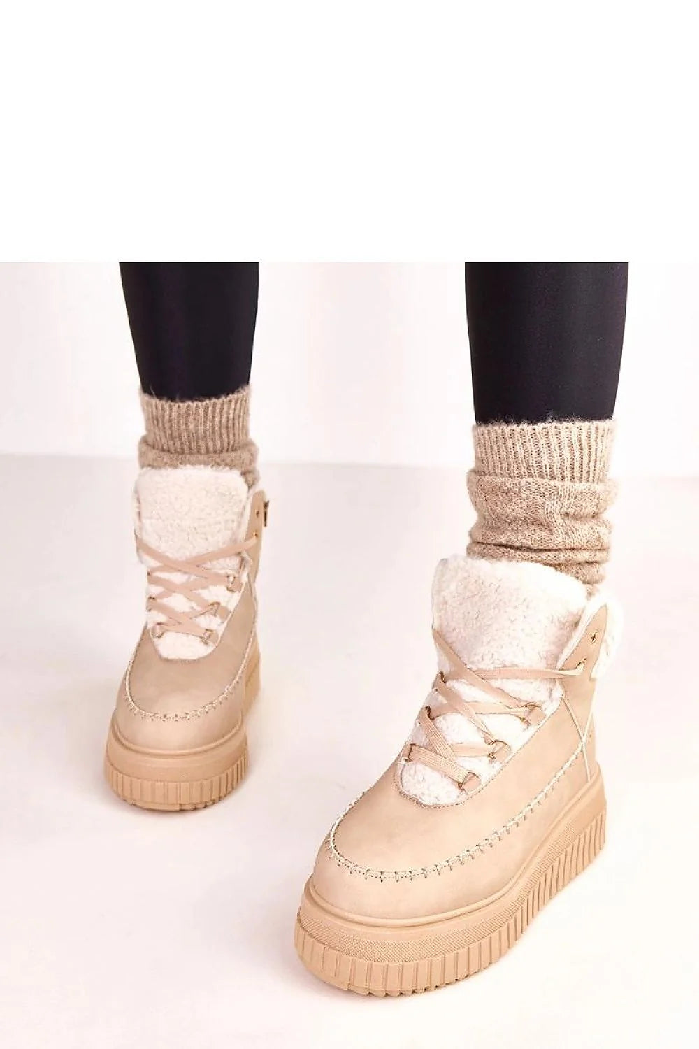 bottines montantes femme hiver suédine beige doublé fausse fourrure lacets fermeture éclair latérale plateforme semelle crantée caoutchouc adhérence confort urbain