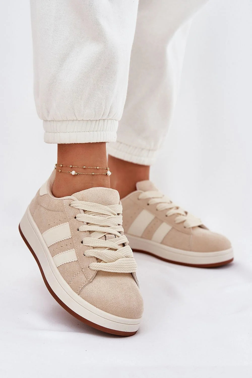 Chaussures de sport pour femmes design moderne cuir suédé éco-friendly confort maximal style casual-chic beige doré