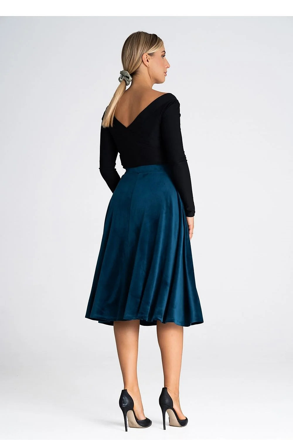 Jupe midi élégante en tissu velours bleu canard avec haut manches longues col V croisé noir ensemble mode féminin