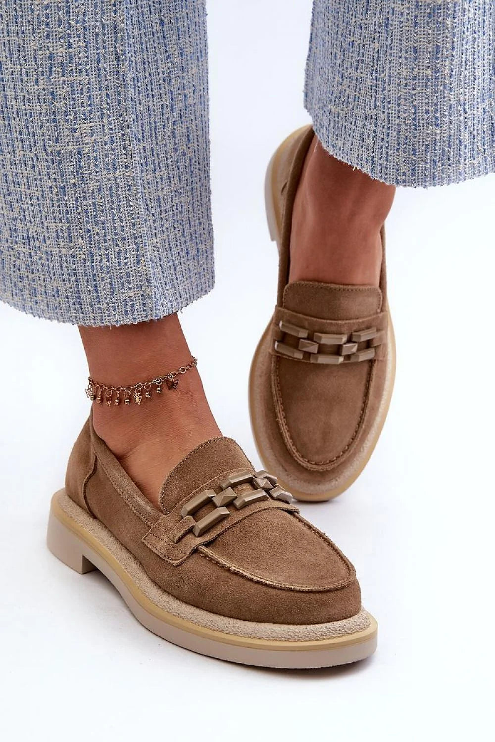 Mocassins en daim naturel pour femme, beige taupe, chaîne intégrée, talon plat, style élégant et moderne, confortable pour toutes occasions