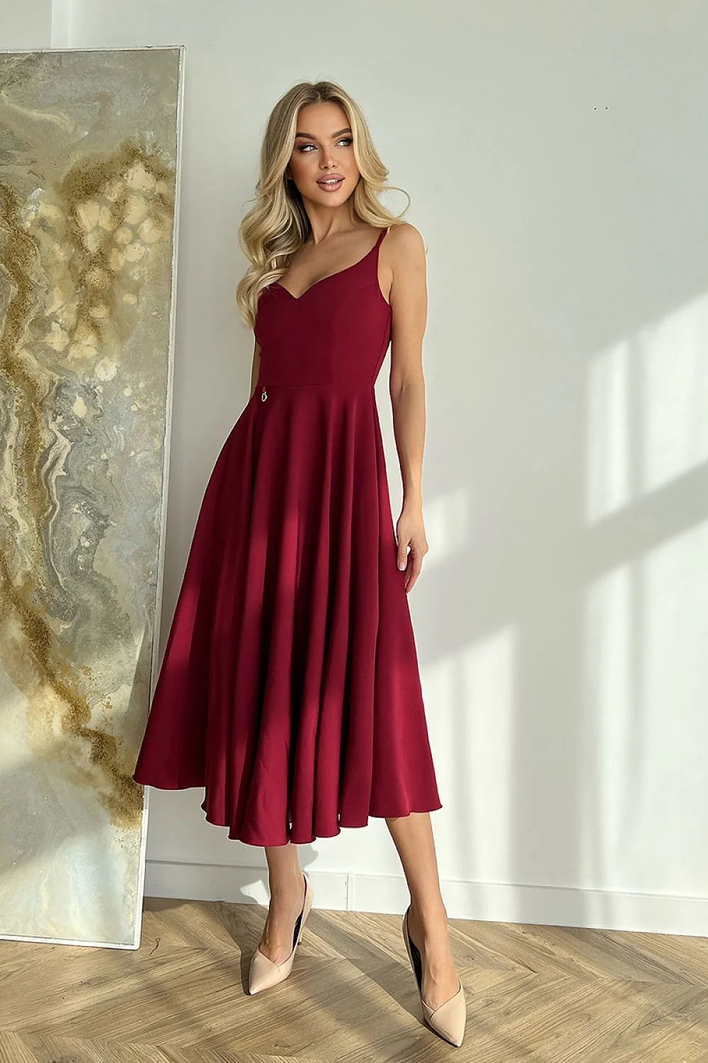 Robe élégante longue pour femme en polyester et viscose, style A-line, décolleté en cœur, bretelles fines, métal decoratif, couleur rouge vif, fermeture éclair dissimulée, occasion spéciale ou formelle