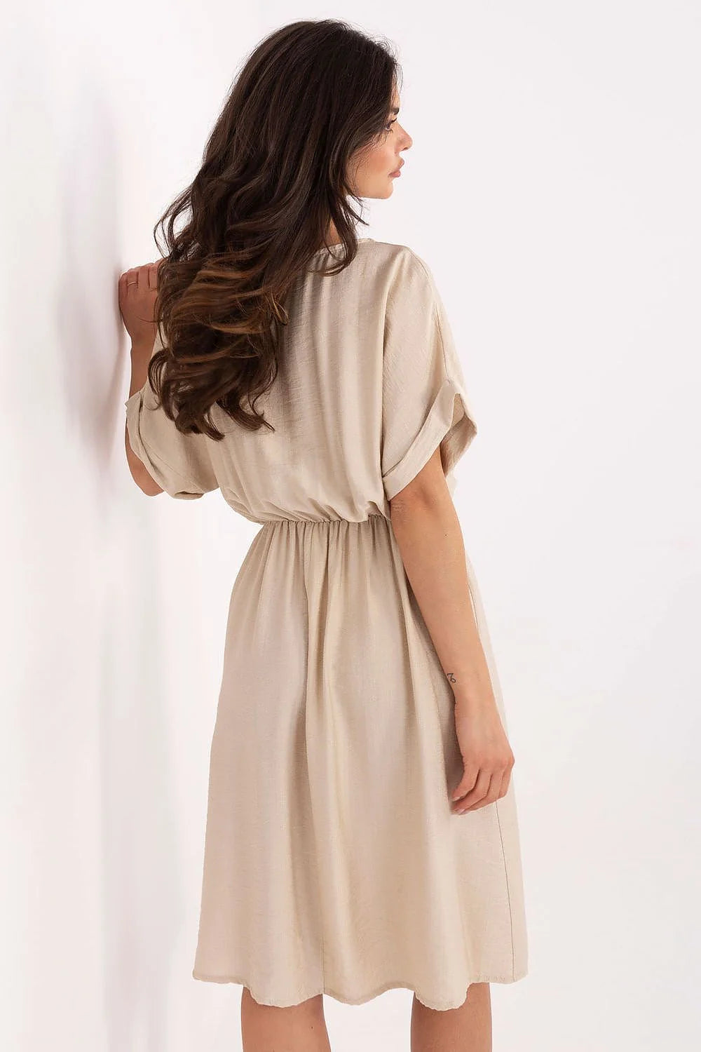 Robe de jour élégante en viscose coupe droite manches courtes encolure ronde ceinture ajustable couleur beige femme