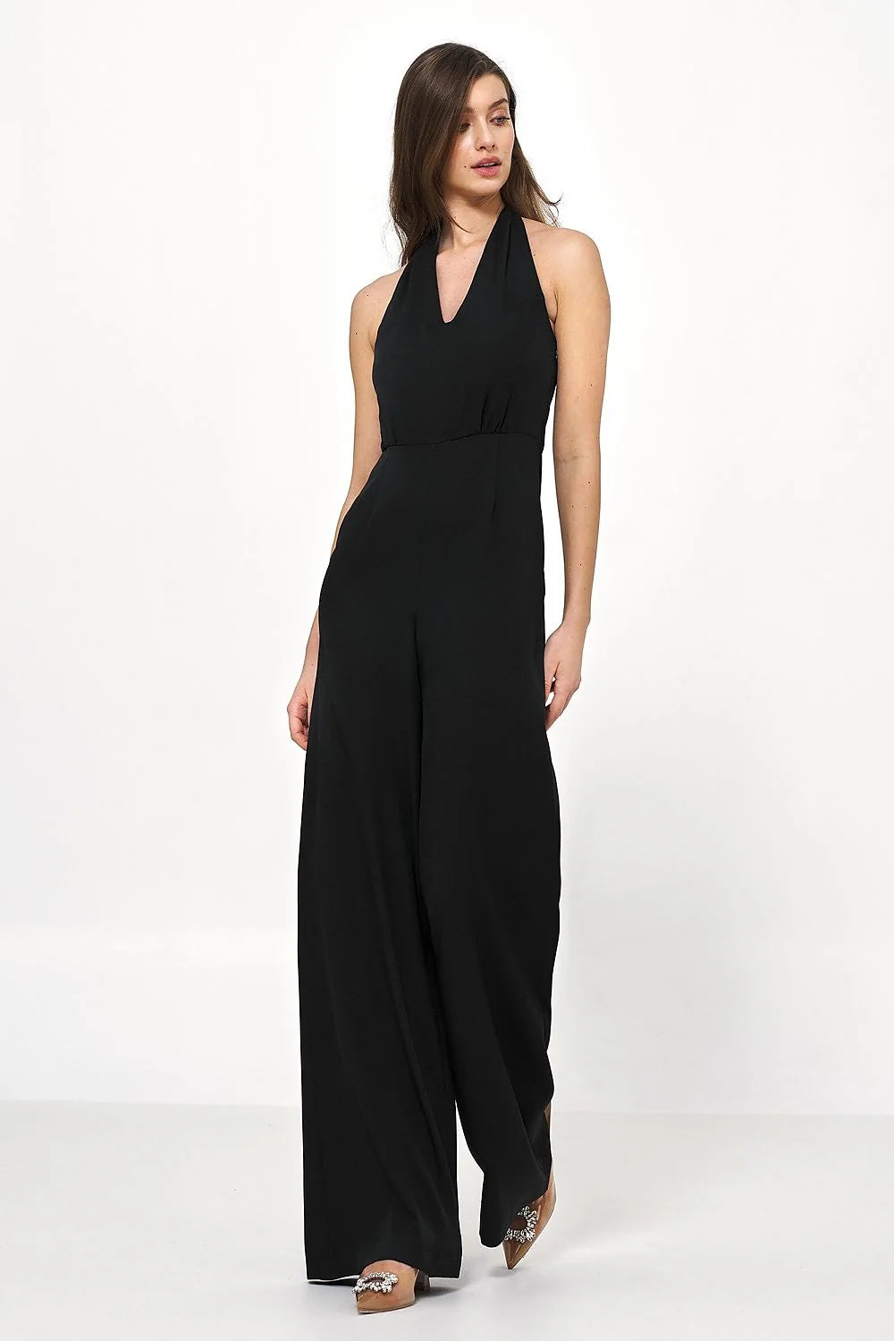 combinaison dos nu sans manches col halter plongeant cintrée taille haute jambes larges fluides crêpe structuré taupe sophistiquée