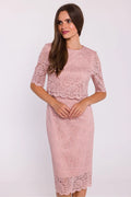 robe soirée élégante manches courtes dentelle rose poudré taille ajustable silhouette crayon doublure festonnés décolleté rond fente dos floral sophistiquée