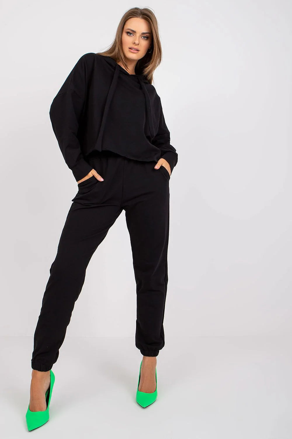 Ensemble de mode féminin modern sweat à capuche pantalon jogging escarpins contrastants