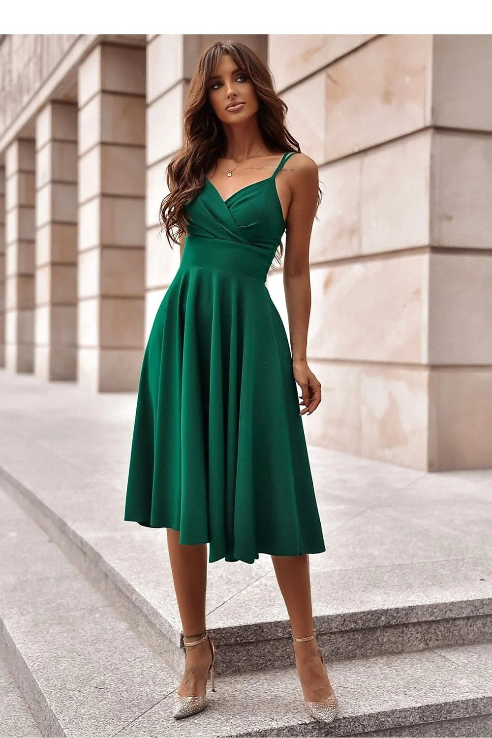 Robe de soirée élégante longue bretelles fines décolleté V vert émeraude tissu fluide jupe évasée femmes