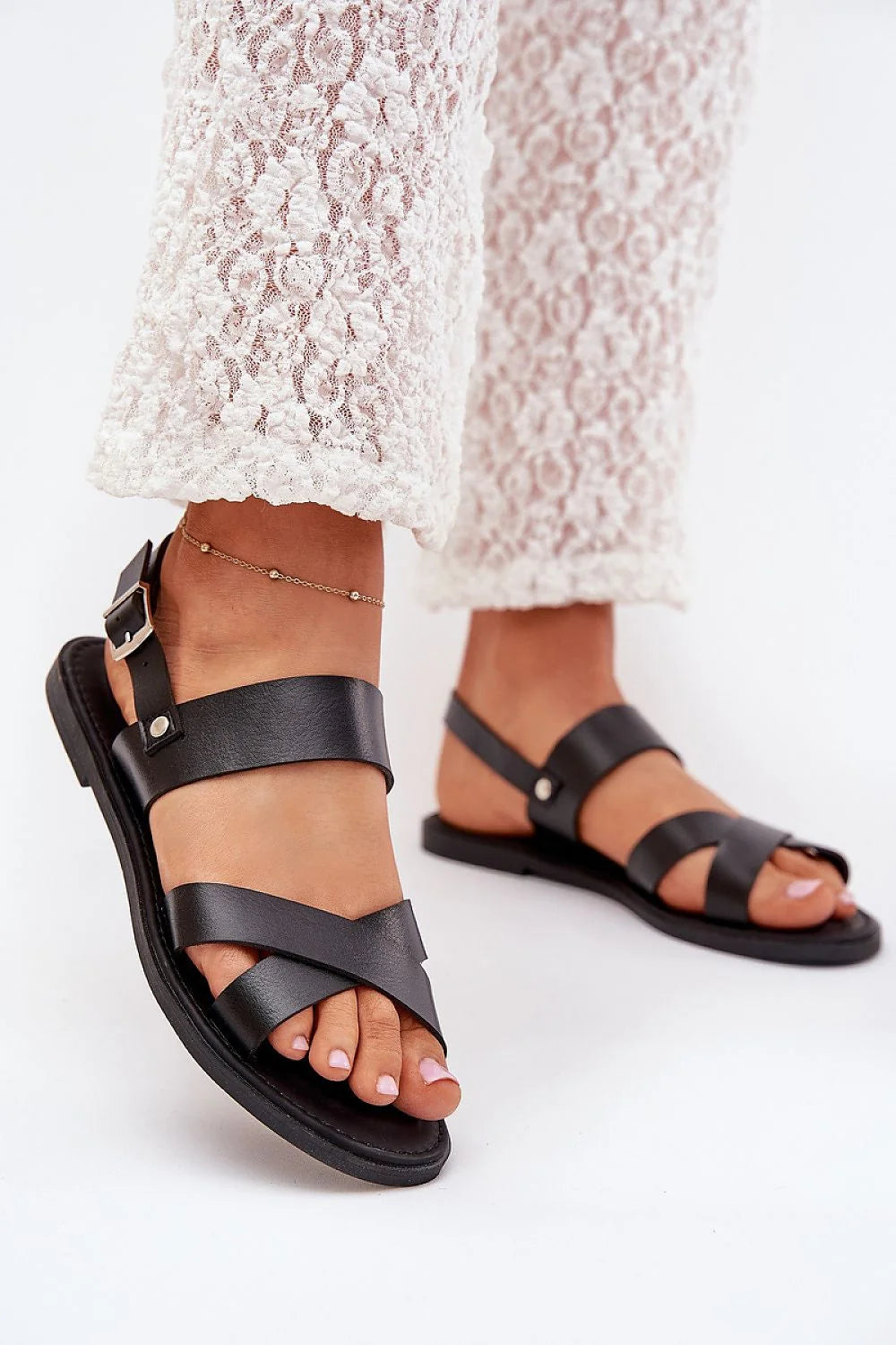Sandales Step in style élégantes cuir artificiel noir talon plat lanières croisées fermure métallique ajustable femme