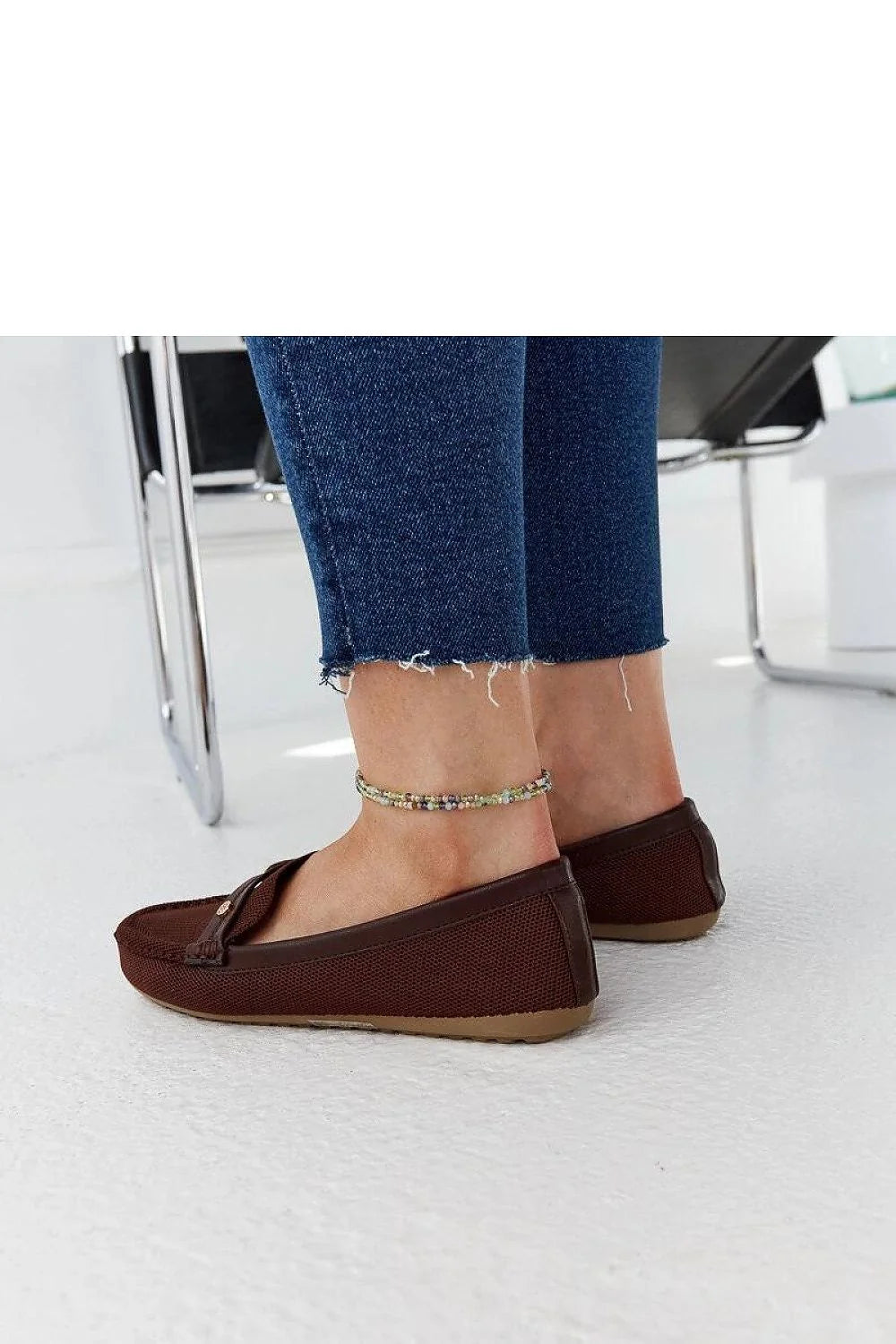 mocassins femmes marron chocolat textile tressé cuir synthétique mors métal rivet semelle caoutchouc antidérapante profil plat slipon léger