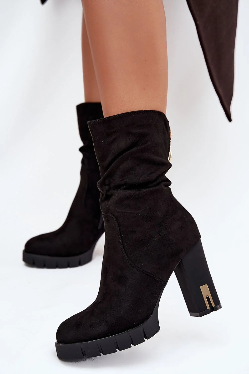bottines femme mi mollet talon bloc carré plateforme rainurée semelle crantée antidérapante suédine noir froncé fermeture éclair latérale tirette dorée