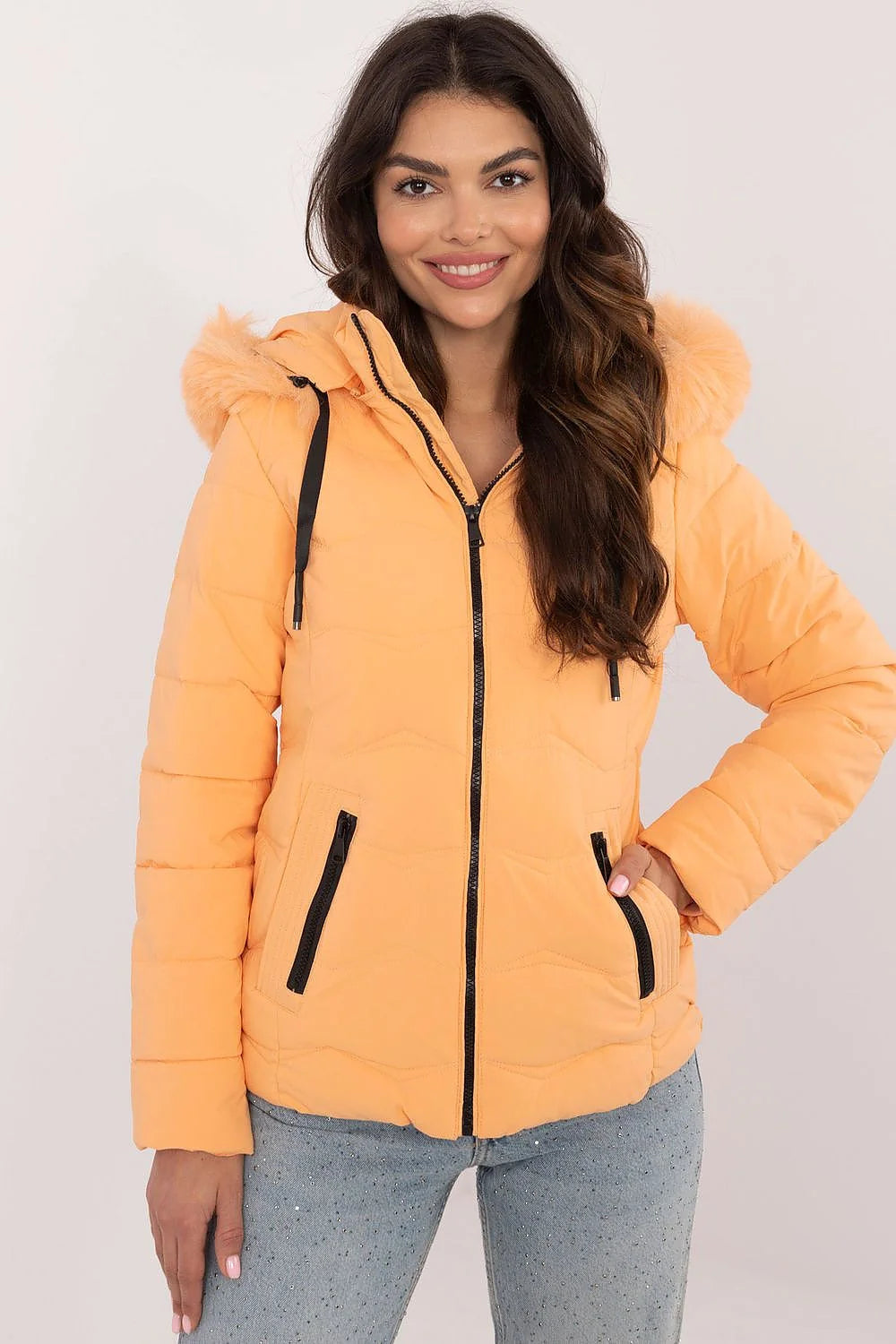 Veste pour femme en doudoune style moderne en polyester orange vif avec capuche fourrure fausse poches latérales zippées manches longues coupe ajustée