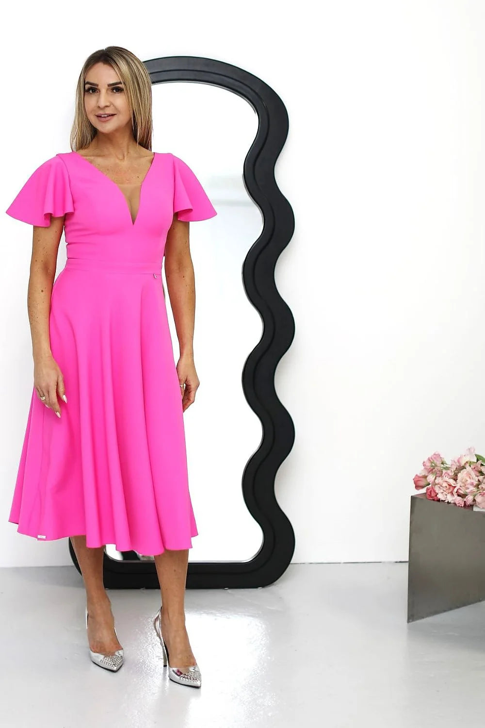 Robe de cocktail rose vif décolleté en V manches courtes en tissu structuré polyester elasthanne femme élégante occasion spéciale