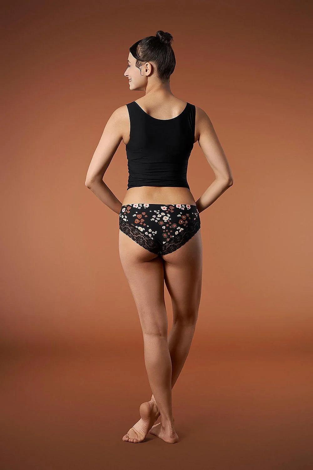 ensemble décontracté femme débardeur sans manches encolure légèrement décolletée culotte hipster imprimée florale fond noir multicolore coton élasthanne stretch confortable