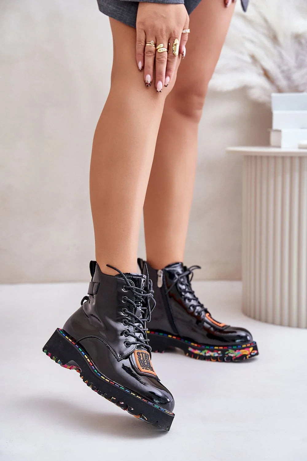 Bottines pour femmes design moderne audacieux cuir verni noir semelle multicolore luxe urbain mode style élégance