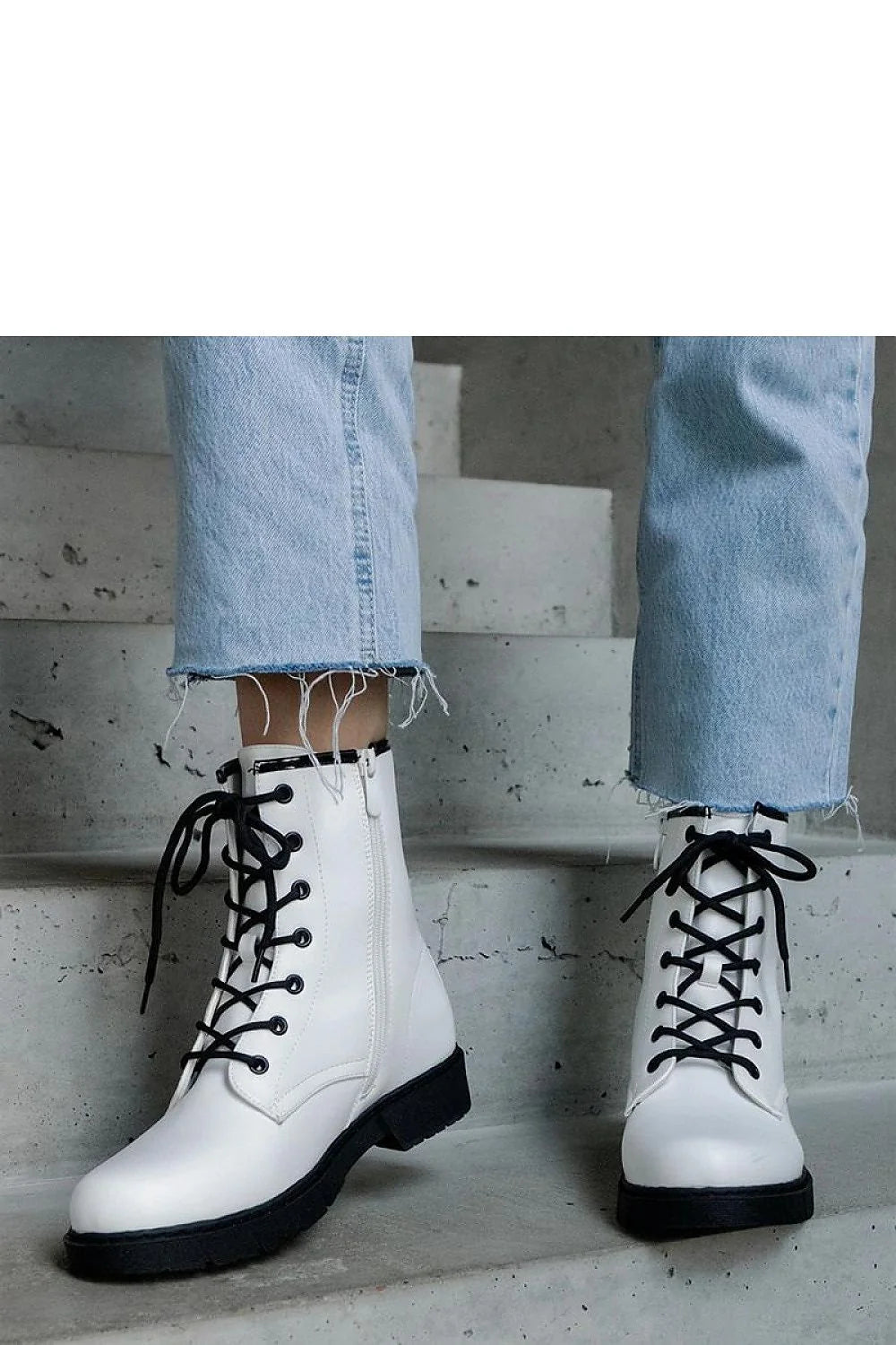 Bottines blanches en cuir artificiel militaire design moderne épuré lacets noirs semelle épaisse talon 4.5 cm femmes