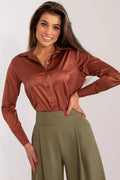 Chemise manche longue col à pointes tissu satin couleur marron rouille coupe ajustée pantalon large tissu laine couleur olive ensemble élégant femmes