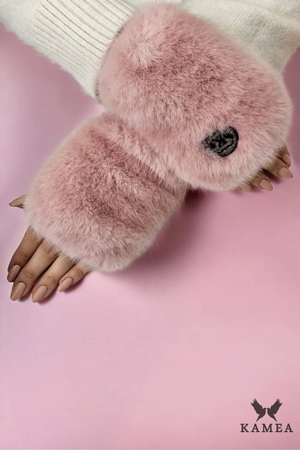 Mitaines Kamea pour femmes en fausse fourrure rose doux, design moderne, logo noir, longueur poignet, confort hiver