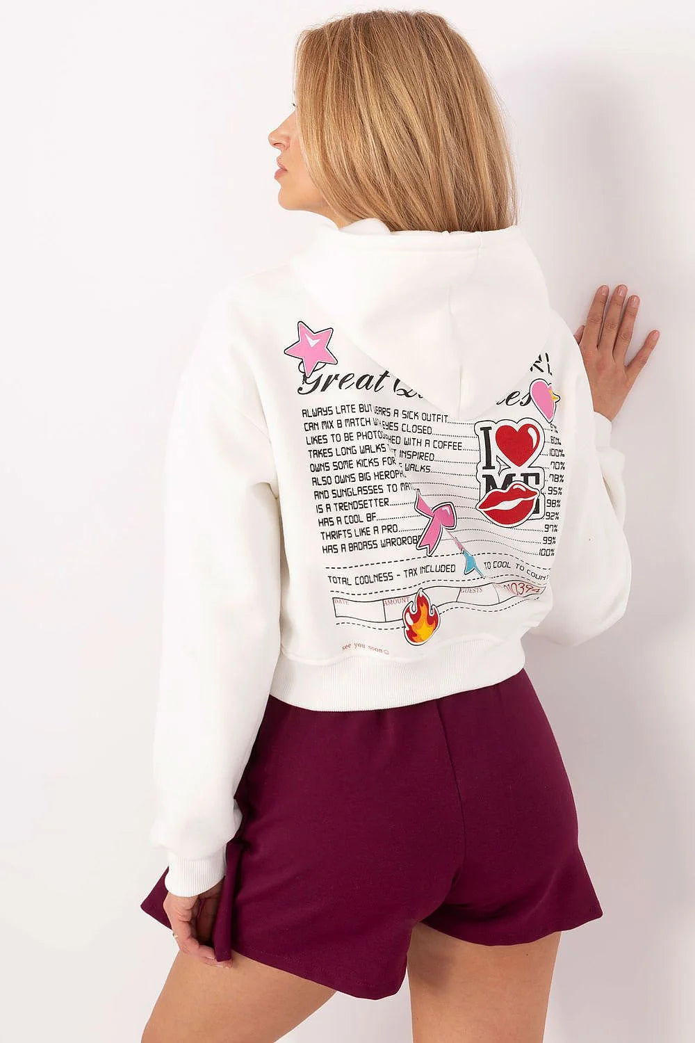 Sweatshirt à capuche et jupe plissée mode femme tendance automne-hiver 2023