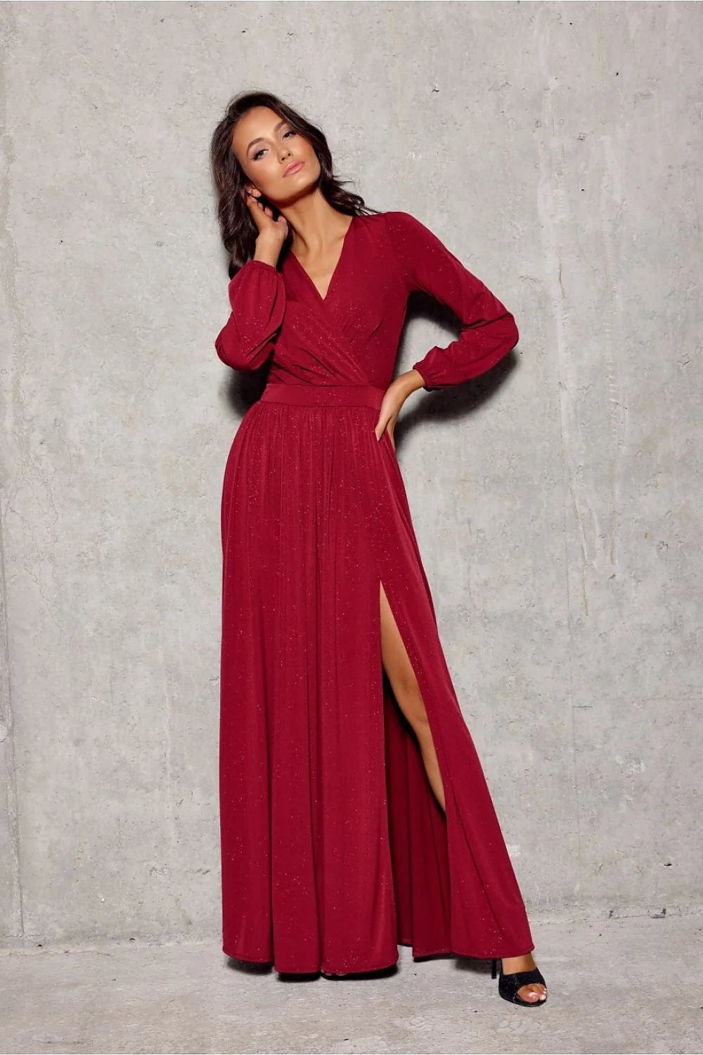 Robe longue élégante Roco Fashion en brocart rouge profond paillettes col V croisé manches longues bouffantes taille marquée jupe ample fente haute fermeture éclair invisible occasion formelle soirée