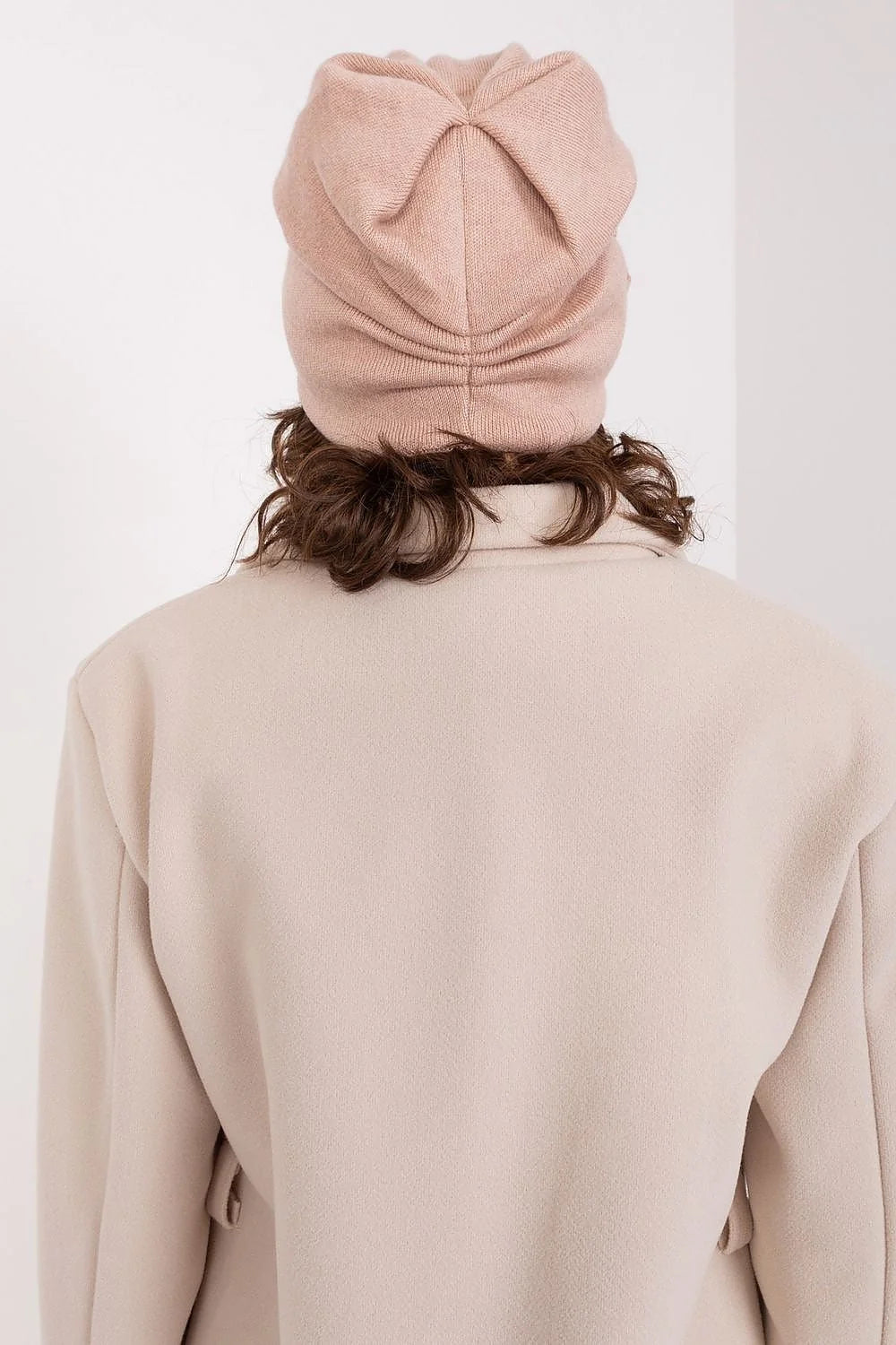 Bonnet d'hiver en tricot lisse pour femme, design floral brodé, acrylique coton cachemire, beige rosé, style décontracté, coupe ample, finitions soignées, accessoire mode hiver