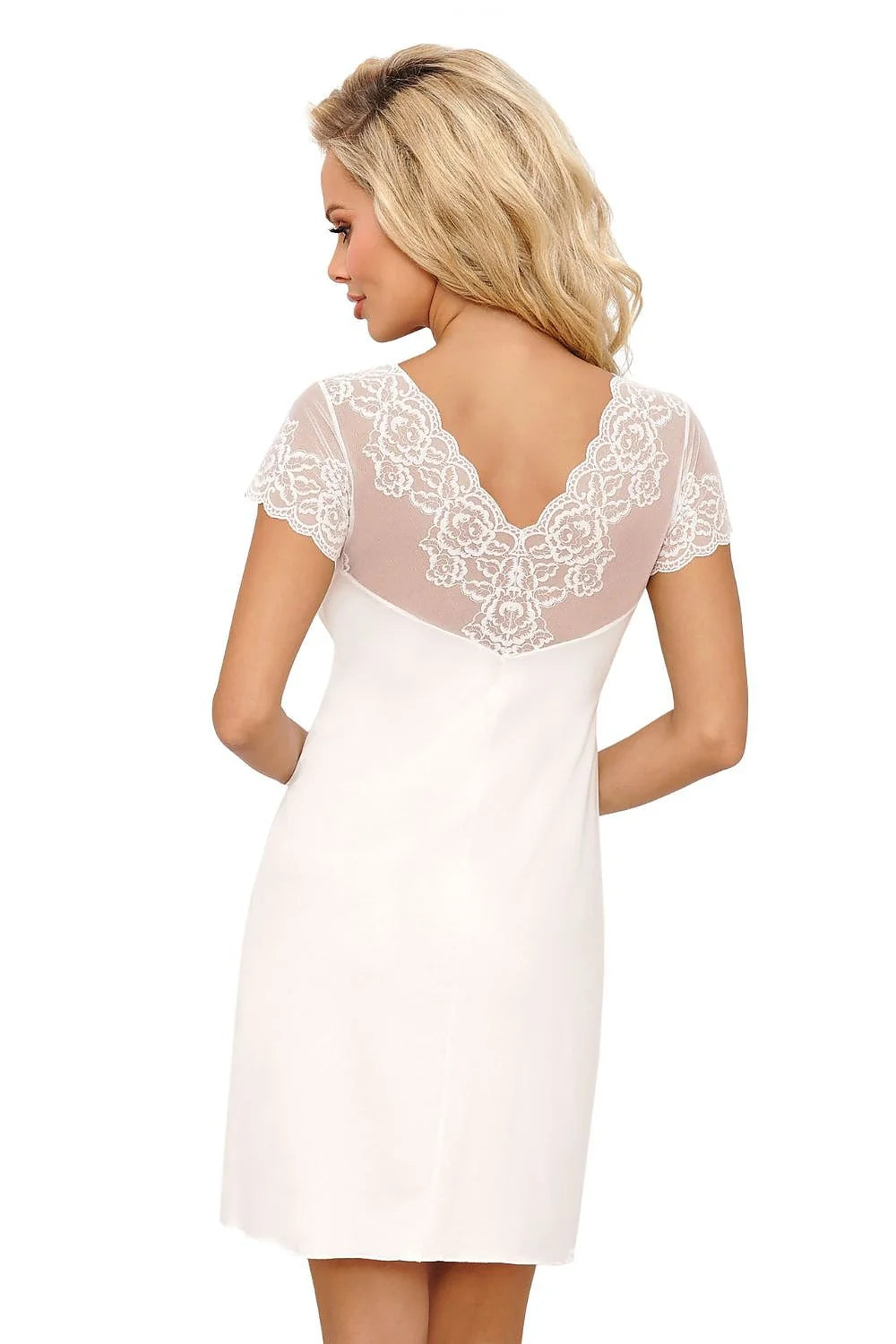 robe élégante femmes dentelle blanche manches courtes silhouette ajustée décolleté transparent tissu extensible doux confortable raffiné sophistiqué cérémonie mariage glamour