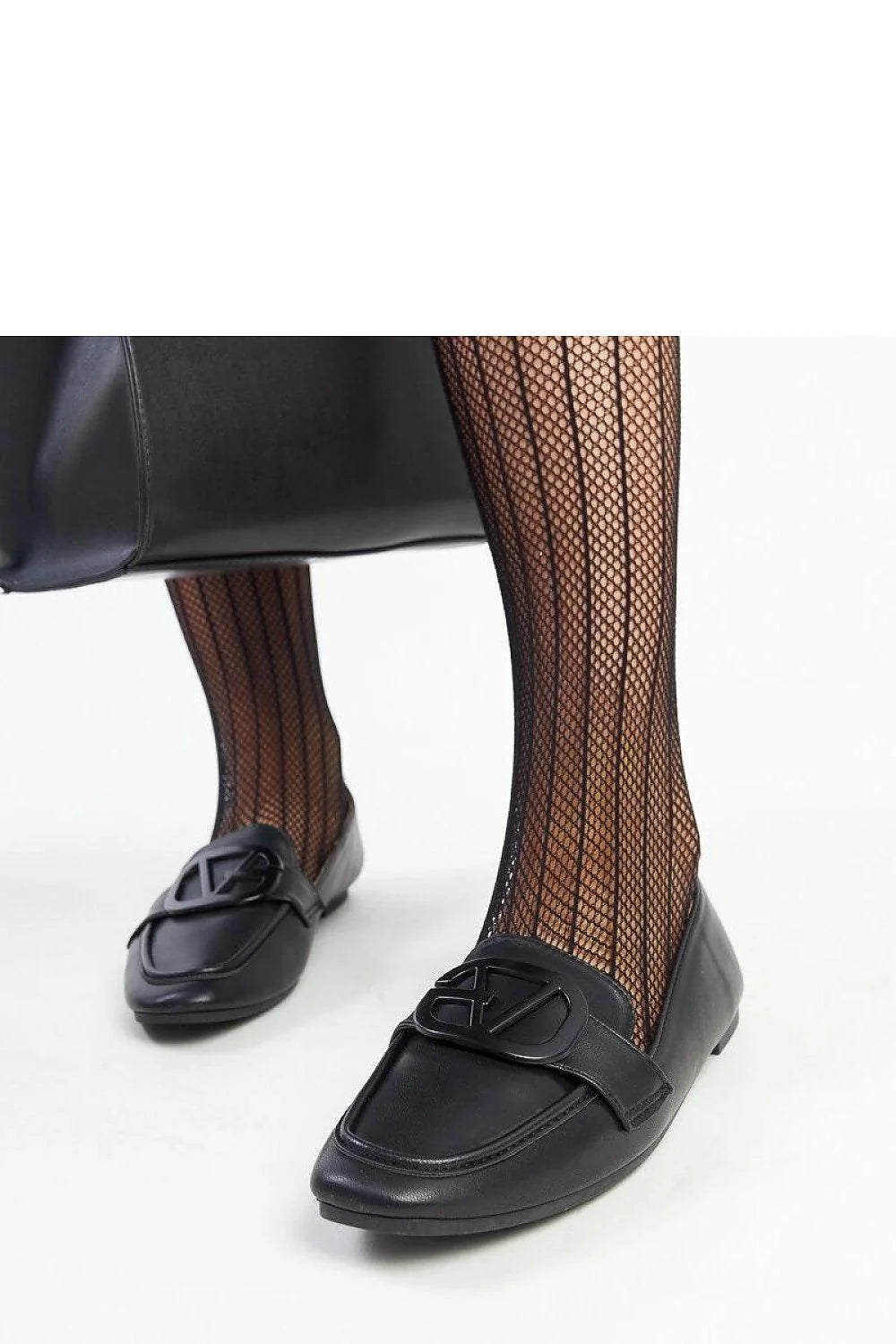 Mocassins pour femme style classique cuir synthétique noir bout carré logo métallique talon plat occasion spéciale