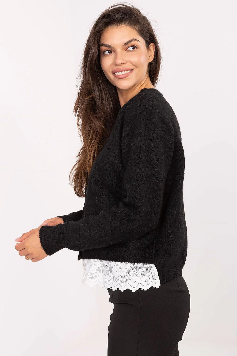 cardigan femme noir maille douce duveteuse coupe courte col V manches longues boutons blancs contrastants dentelle apparente chic