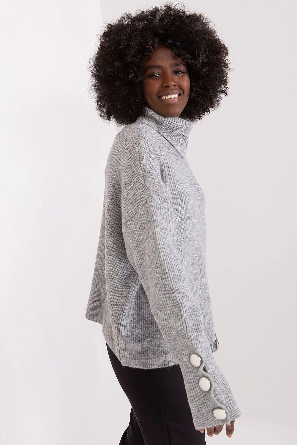 Pull col roulé femme design moderne élégant matière douce couleur grise claire manches longues boutons décoratifs coupe décontractée