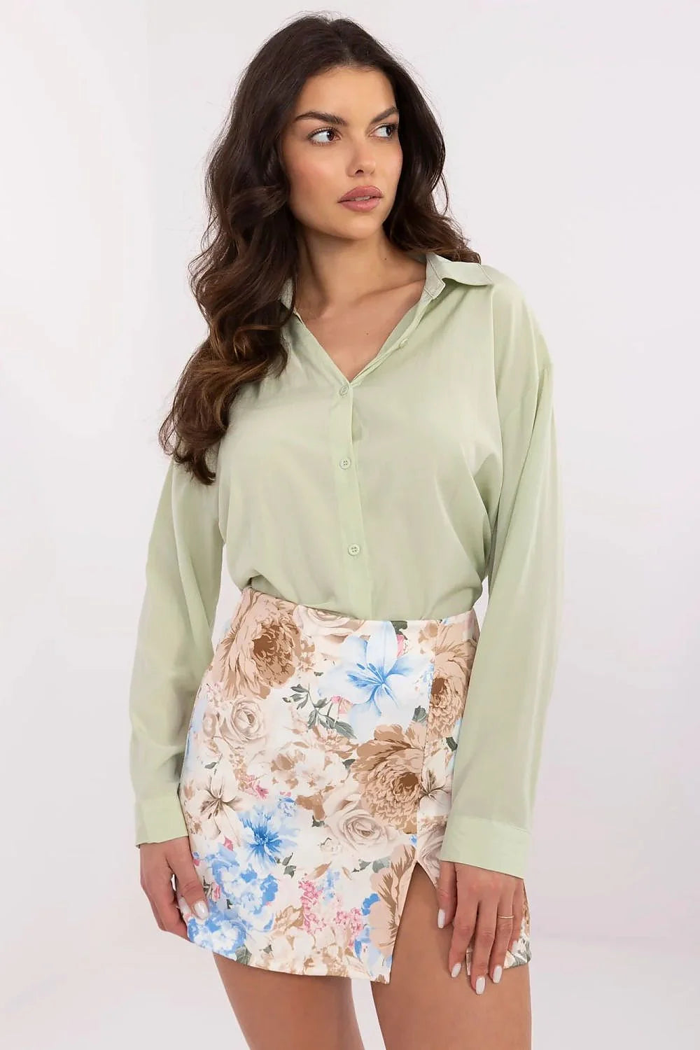 ensemble élégant moderne femme chic blouse manches longues col classique oversize vert pastel jupe courte ajustée imprimée floral