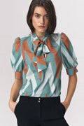 Chemisier audacieux pour femme en turquoise, orange et blanc, motif géométrique, manches bouffantes, col en nœud, polyester 98% élasthanne 2%