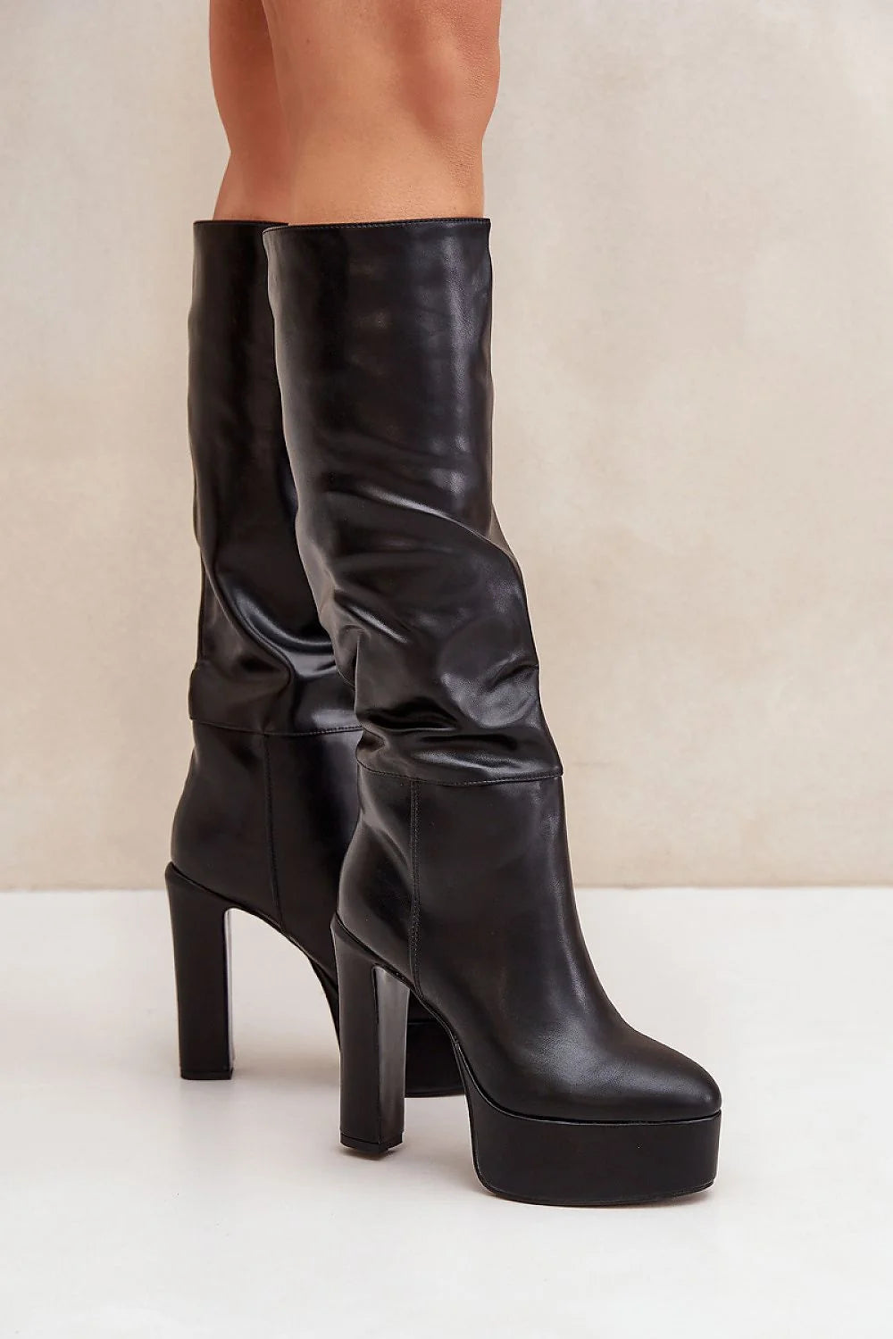 Bottes cuissardes en cuir noir lisse chic talon carré élégant mode moderne pour femmes tendance
