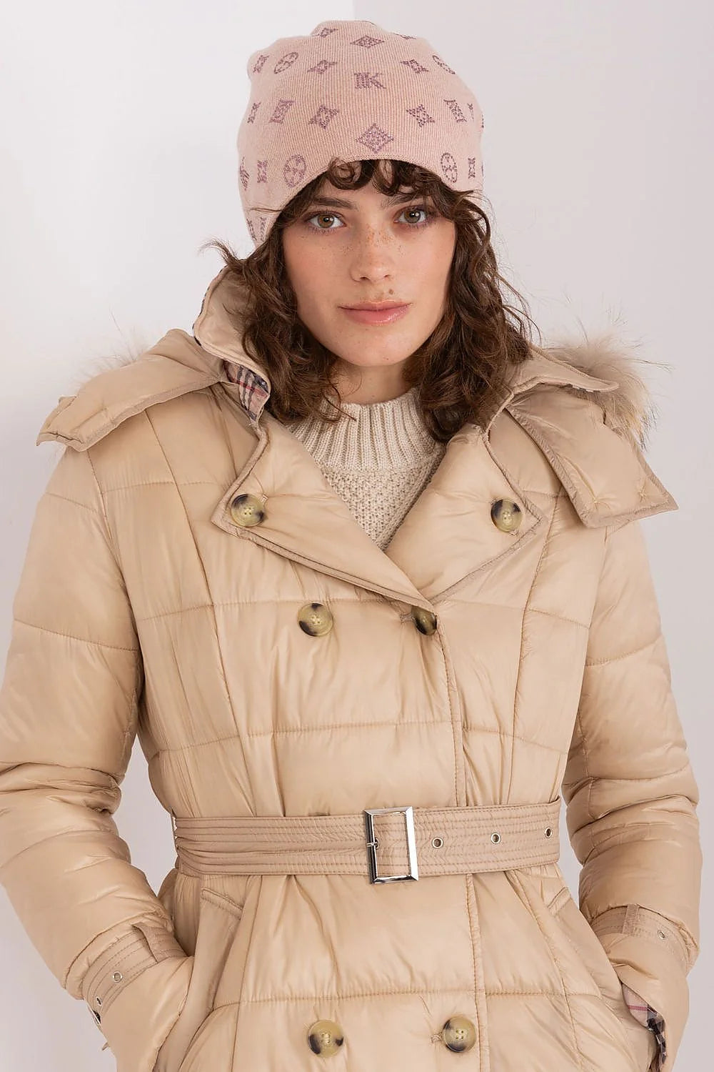 Manteau d'hiver féminin moderne élégant long ajusté double boutonnage tissu matelassé col fourrure doublure à carreaux beige occasion ville campagne voyage hiver chic sophistiqué