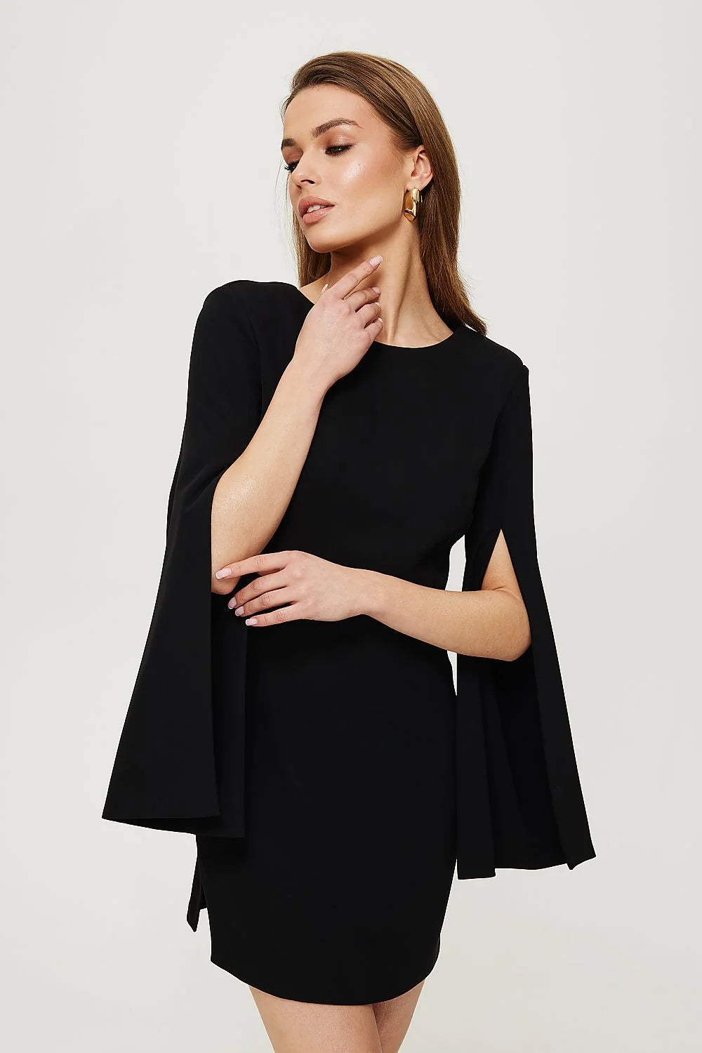 robe cocktail noire élégante manches longues cape fendues drapé élégant ajustée coupe droite mini tombé fluide polyester elasthanne extensible sophistiquée