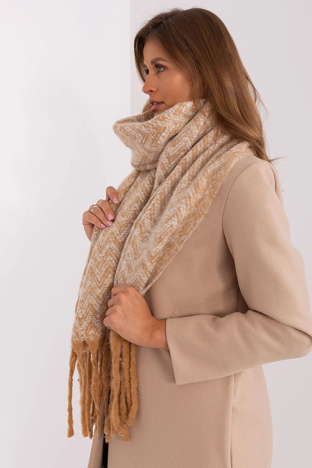 écharpe laine mérinos oversize franges longues irrégulières maille brossée moelleuse chaude cocooning motif chevrons beige camel ample volumineuse chic bohème