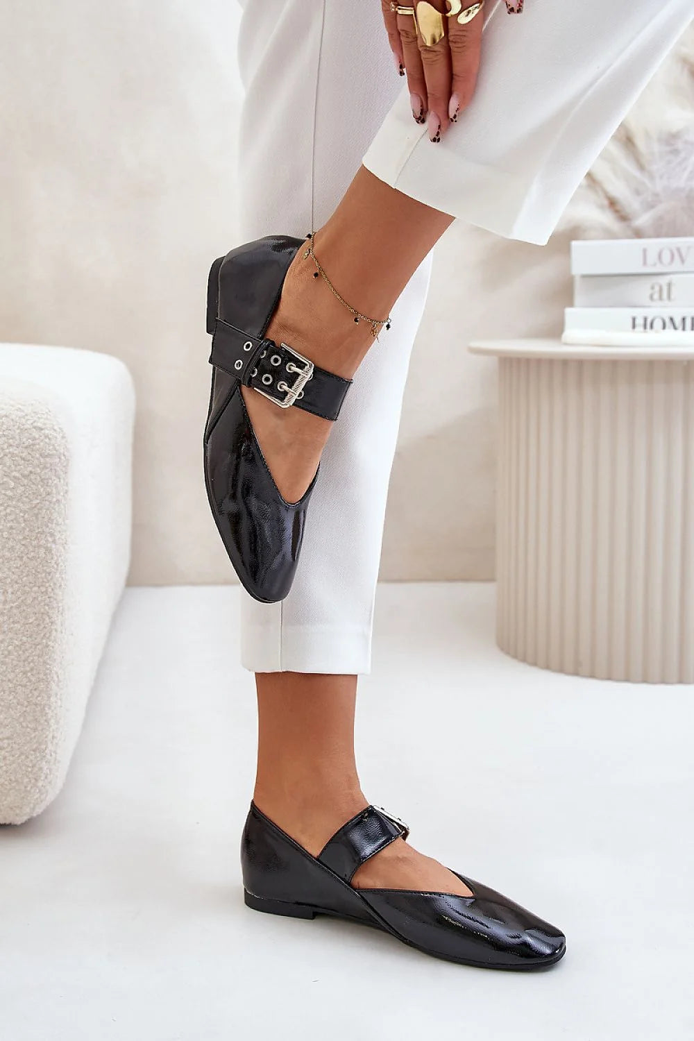 ballerines femme modernes élégantes cuir verni noir bout pointu lacets bride large boucle métallique argentée oeillets semelle plate confortable chic