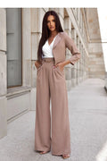 tailleur femme chic beige taupe blazer manches trois quarts pantalon palazzo taille haute jambe large fluide ceinture chaîne dorée