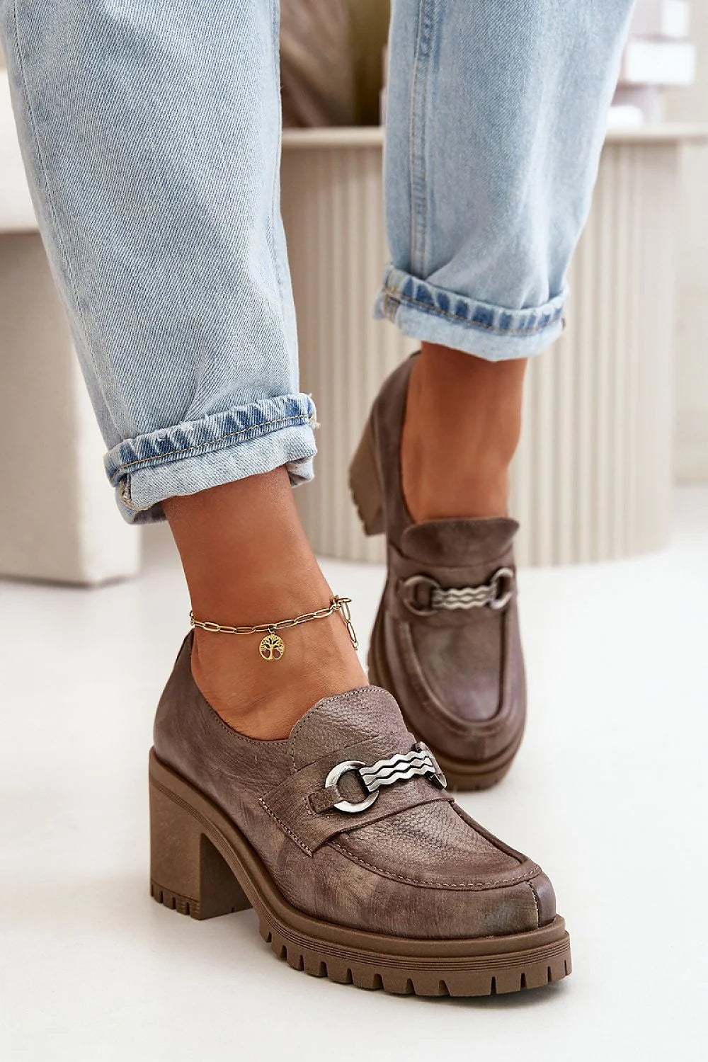 chaussures basses talons carrés marron taupe cuir naturel mocassin contrefort renforcé femme confort élégance stabilité plateforme crantée ornement doré tressé