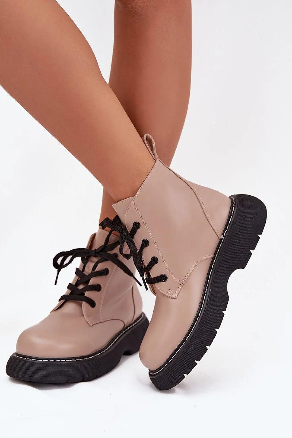 bottines femme cuir synthétique beige nude cheville basse rangers plateforme crantée noire lacets noirs doublure fourrure chaude semelle antidérapante décontractées