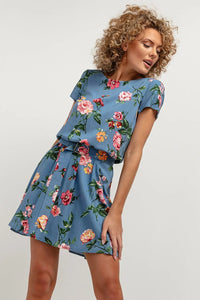 Robe viscose bleu ciel motif floral rose rouge manches courtes col rond ceinture dorée longueur genou silhouette fluide