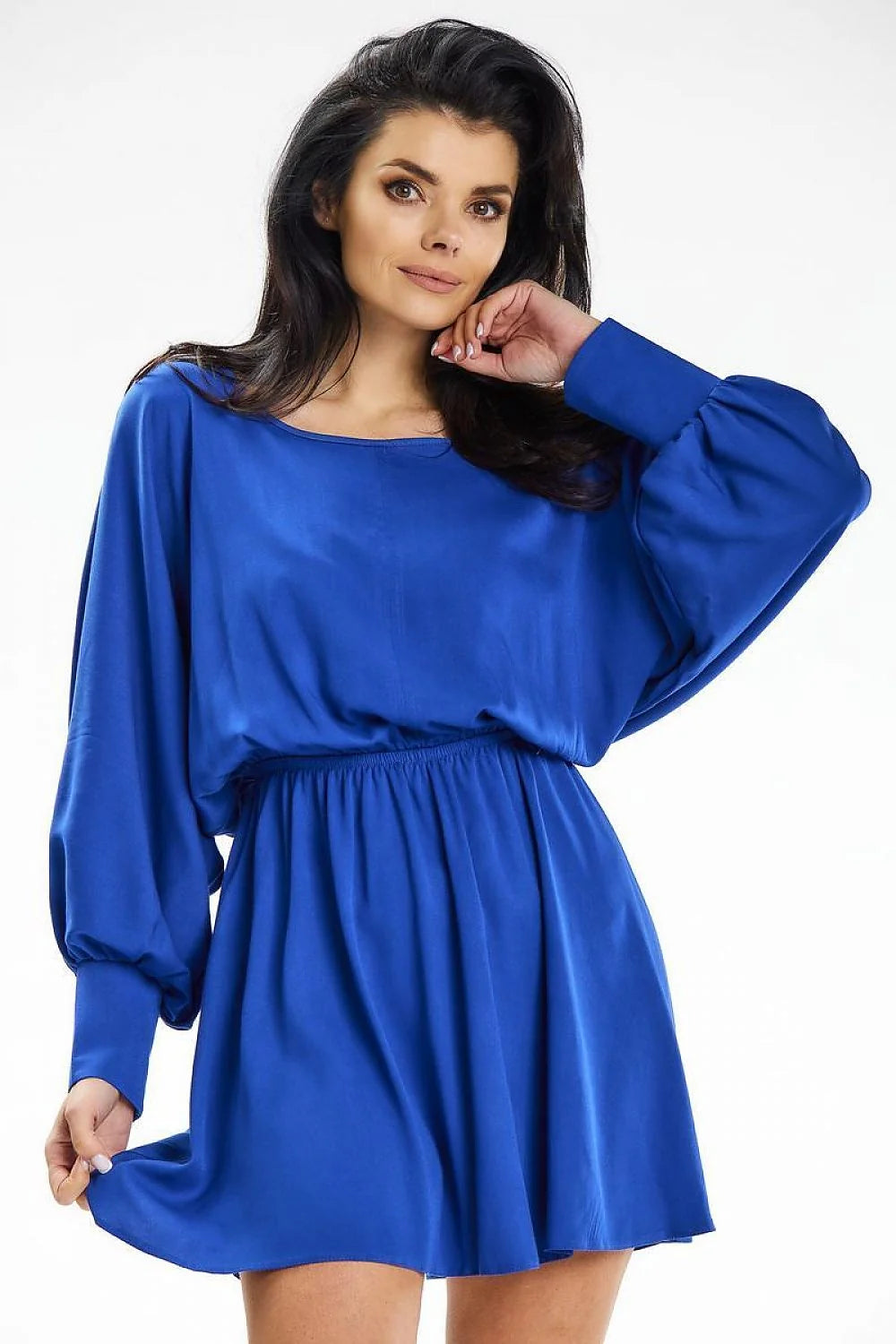 robe mini bleu cobalt satinée brillant fluide évasée taille haute ceinture élastique manches bouffantes longues poignets larges encolure ronde ajustée