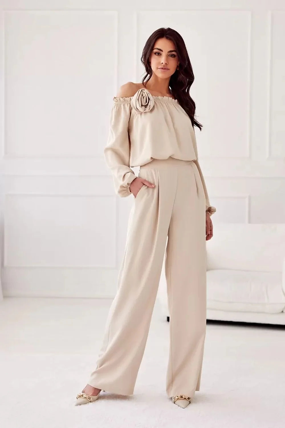 Ensemble féminin élégant off-the-shoulder beige clair top et pantalon tissu fluide occasion quotidienne et formelle femme