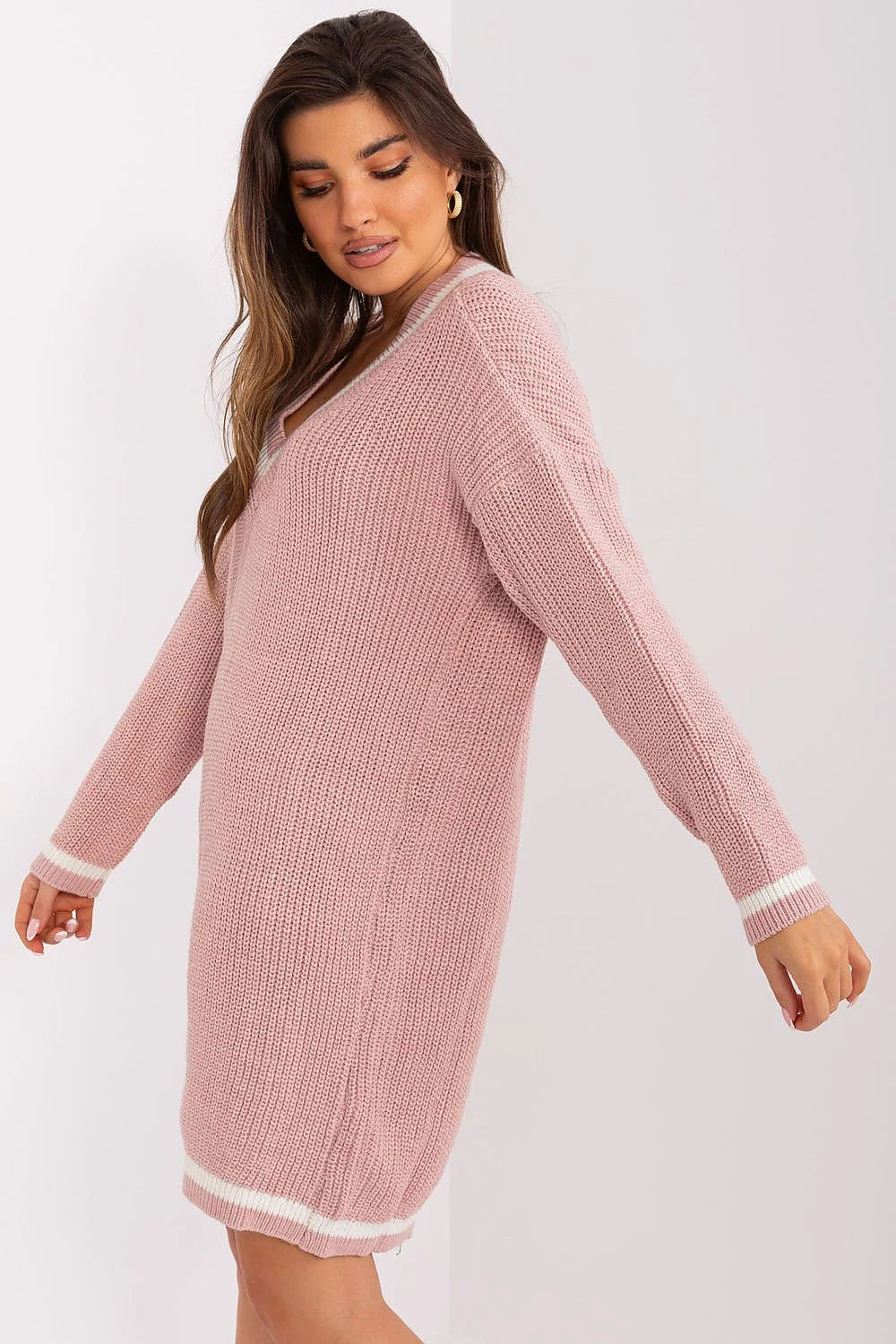 Robe de jour Badu en tricot maille épaisse acrylique laine couleur rose pâle col V manches longues coupe ample femme