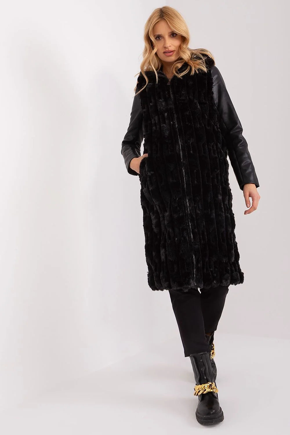 Gilet pour femme en fausse fourrure noire avec manches similicuir style sophistiqué et moderne coupe longue occasion formelle confortable