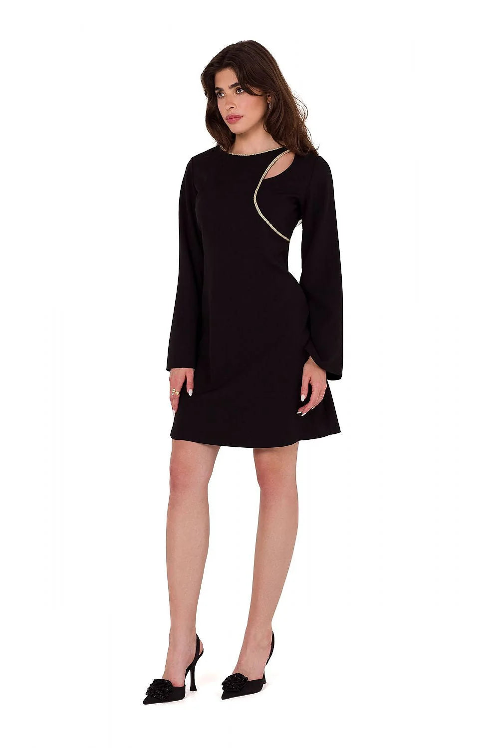 robe cocktail élégante Makover noire manches longues amples asymétrique épaule strass passepoil doré polyester élasthanne coupe droite trapèze courte ajustée