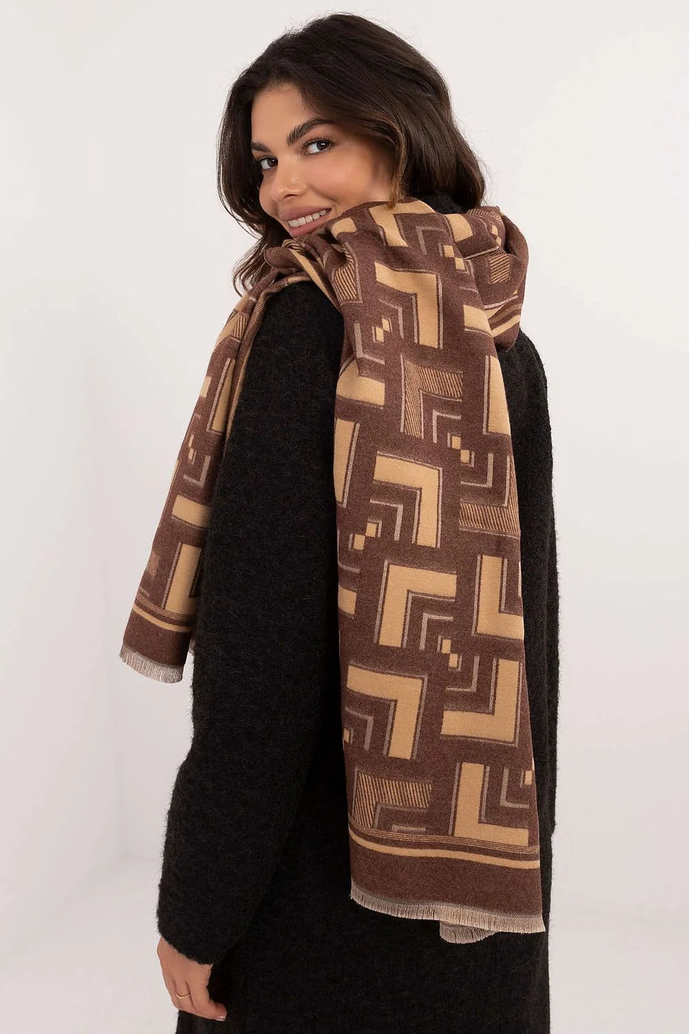 Écharpe pour femmes design géométrique en viscose et laine, tons brun et beige, style élégant et décontracté, taille ample, finitions soignées, accessoire hiver chic